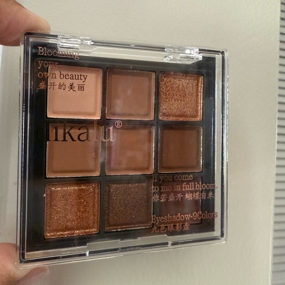 Cream and Brown Eyeshadow Palette with Seamless Blending - Picture 3 of 4